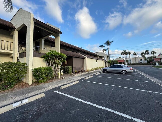 Foto del edificio - 1100 E Bay Dr