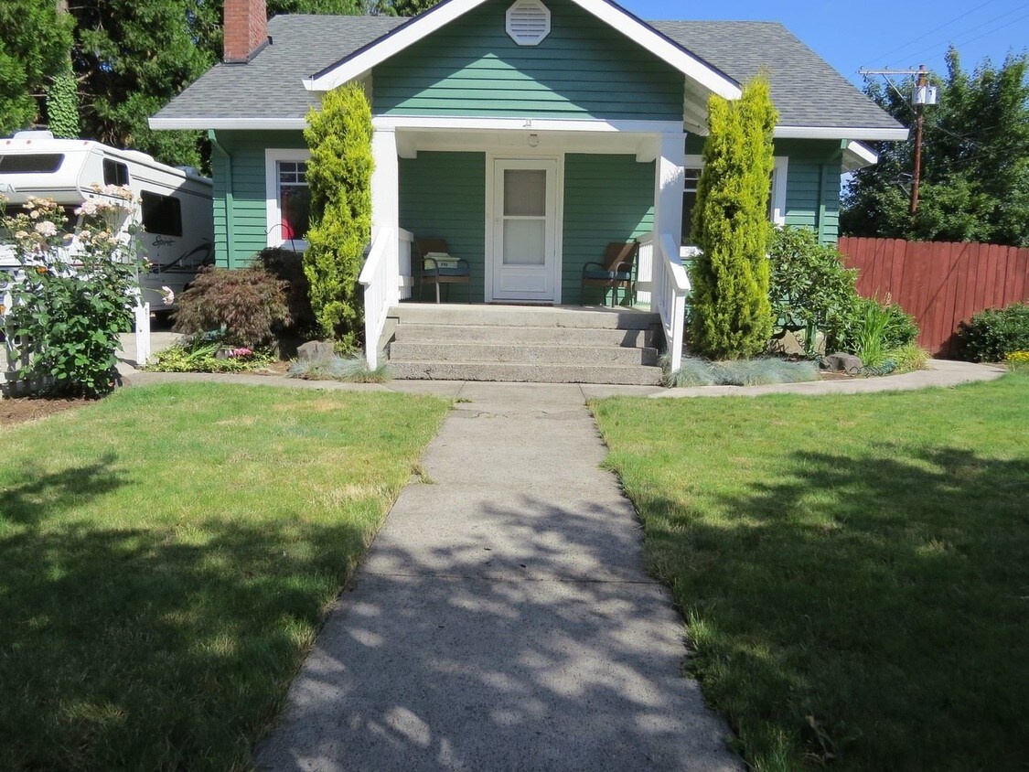 Primary Photo - 3 br, 1 bath House - 270 E. Hereford St.