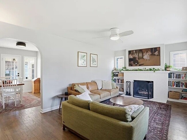 Building Photo - 5873 Kingsley Dr