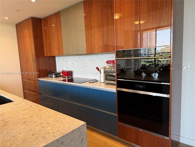 Foto del edificio - 2678 Tigertail Ave
