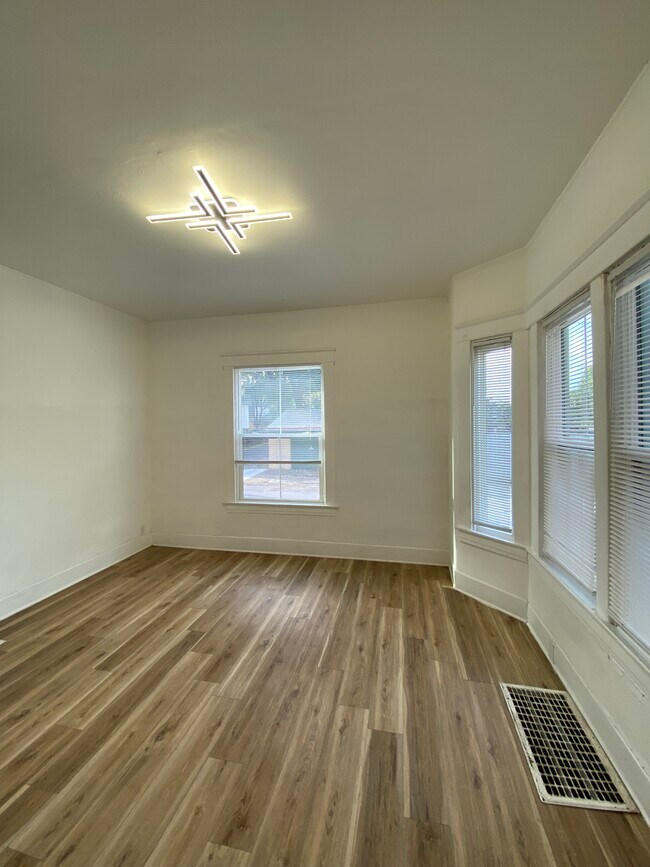 Foto del edificio - 407 Shelby Pkwy