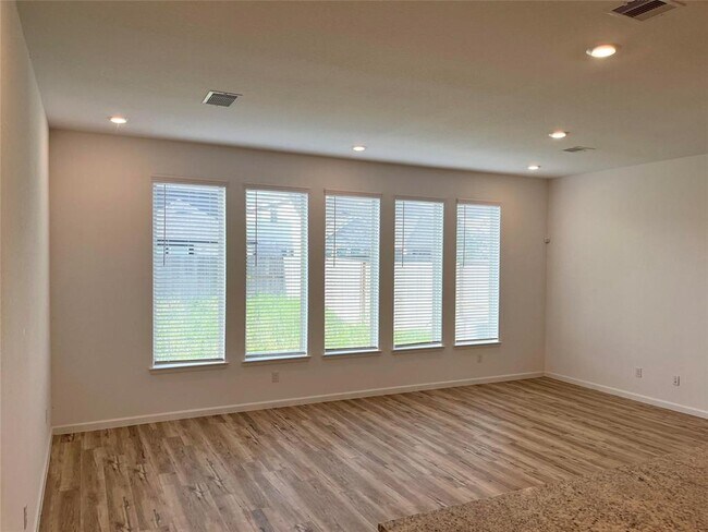 Foto del edificio - 4211 Champlain Wy