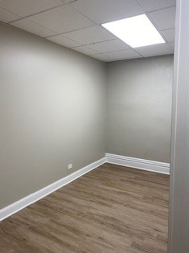 Building Photo - 123 E 9th St