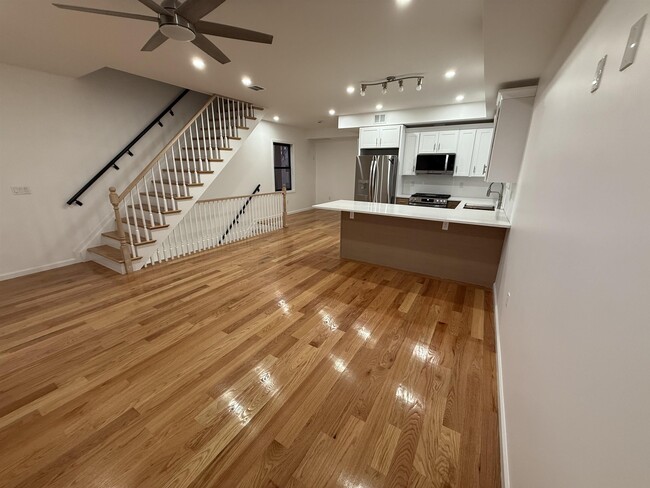 Building Photo - 23 E 44th St