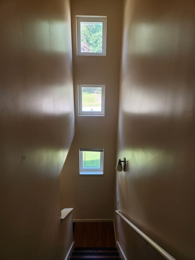 Building Photo - 3 Bedroom House In Alton