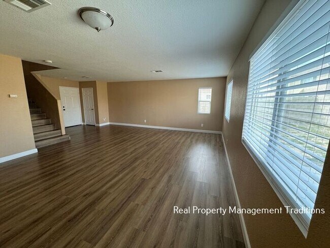 Foto del edificio - Back on Market ... Awesome Opportunity!!!