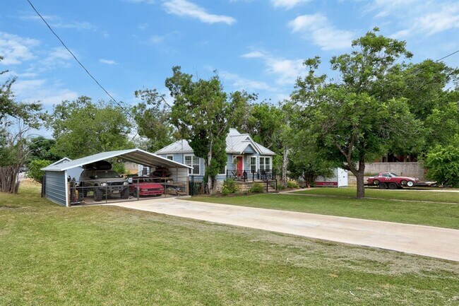 Building Photo - 2120 Leander St