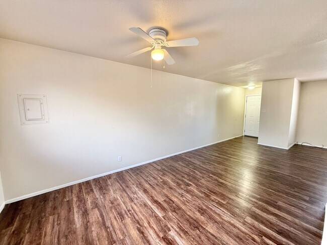 Foto del edificio - 2-8 Alan Shepard Rd.