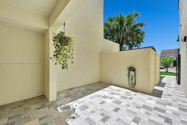 Building Photo - 9133 Fontainebleau Blvd