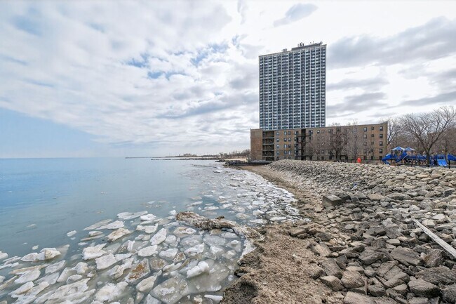 Foto del edificio - 7337 S South Shore Dr