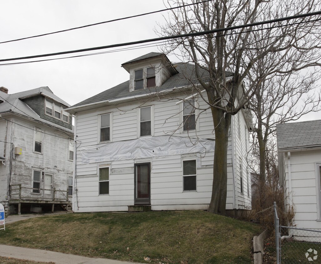 Building Photo - 551 Mill St