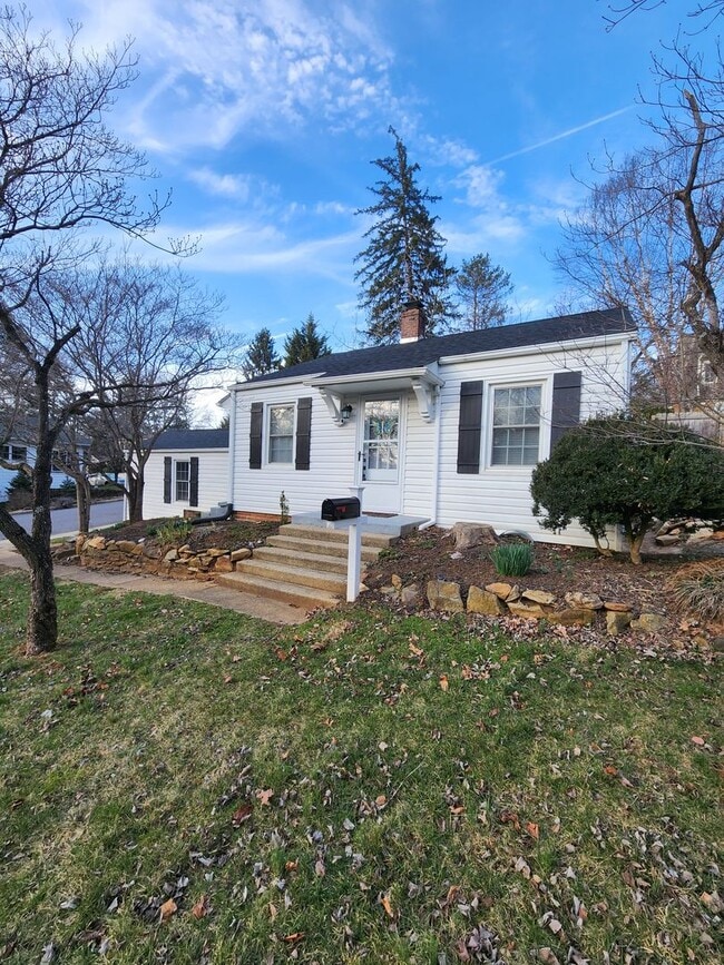 Building Photo - Charming Asheville Cottage!