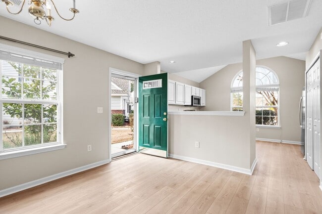 Building Photo - 571 Riverward Dr