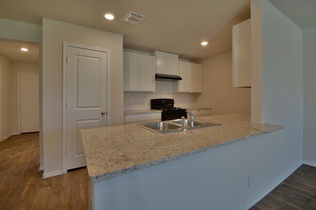 Foto del edificio - 2 Weeks Free Move-In Special! Charming Single-Story in Redbird Ranch | Open Layout, Private Suite...