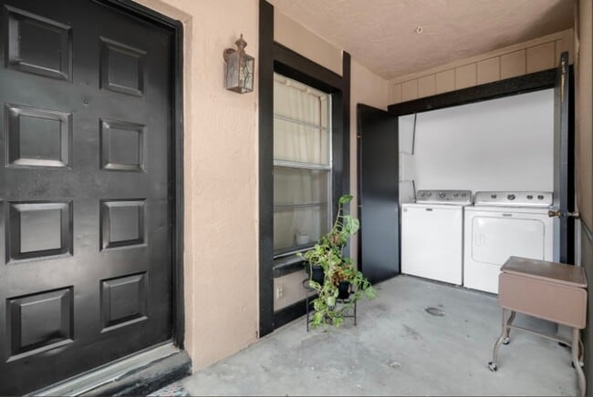 Building Photo - Beautiful 2 bedroom/2 bath Condo