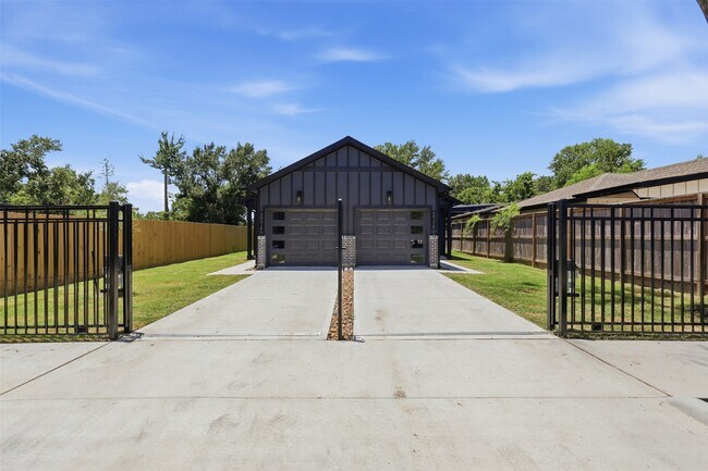 Foto del edificio - 5921 Mountwood St