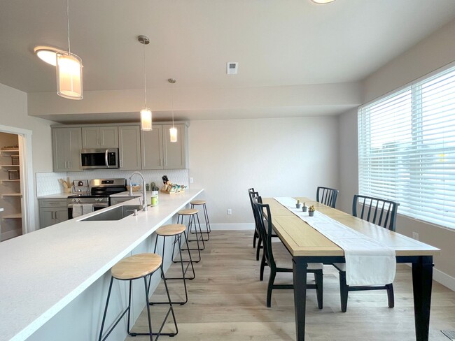 Foto del edificio - Bright 3br Townhome (New Build)