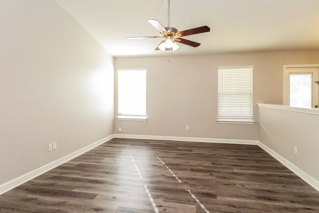 Building Photo - 533 River View Dr
