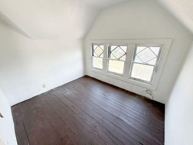 Building Photo - 3 BED 1 BATH BEAUTIFUL SINGLE FAMILY HOME