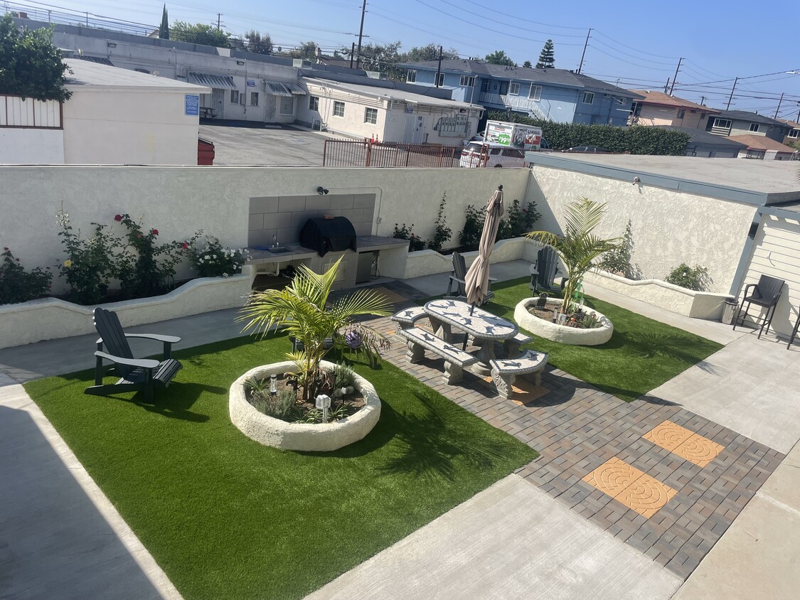 BBQ, Picnic Area - 15015 Gramercy Pl