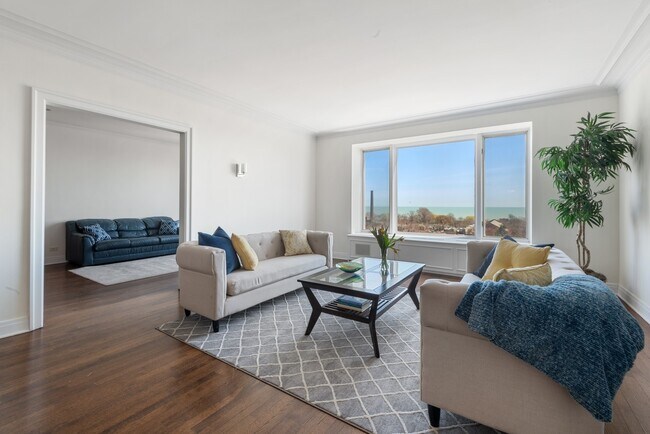 Building Photo - 2130 N Lincoln Park W