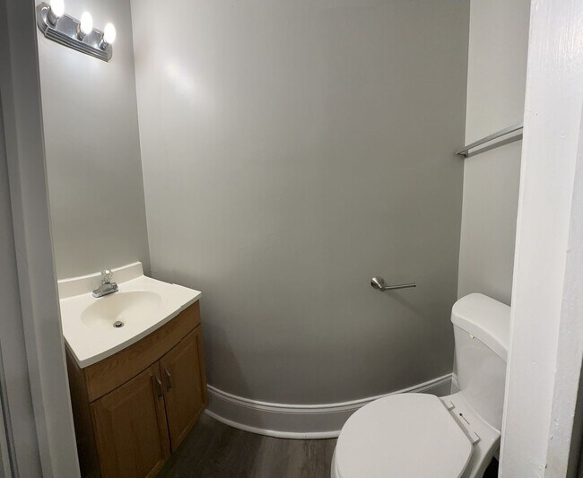 Building Photo - 2 Bedroom - Newly Renovated!