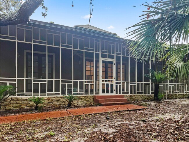 Foto del edificio - Large, Private Home with Large Screened Po...