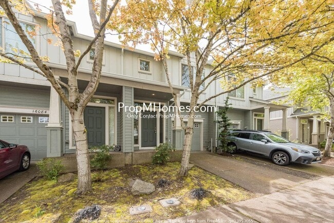 Building Photo - Cozy Three Bedroom Townhome in the Heart o...