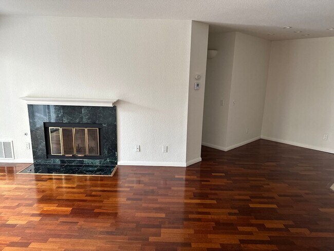 Building Photo - Fashion Valley 2Br/2Ba Condo with 2 car ga...