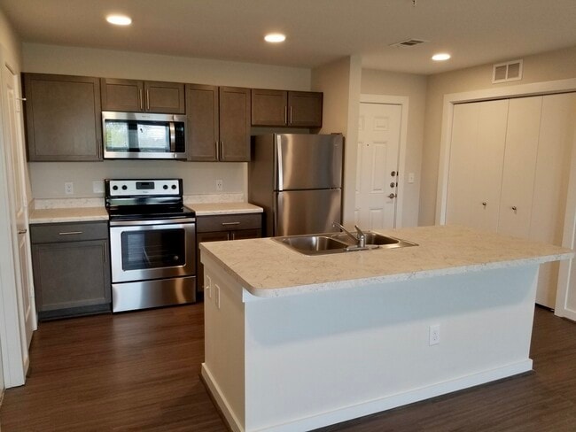 Building Photo - Miramonte Single Living