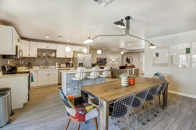 Foto del edificio - 8652 E Cambridge Ave