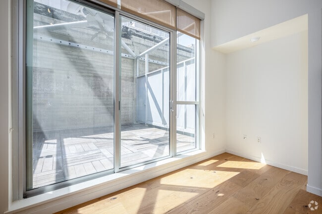 1 habitación, 1,5 baños - 771 pies cuadrados - Comedor - The Cathedral Building