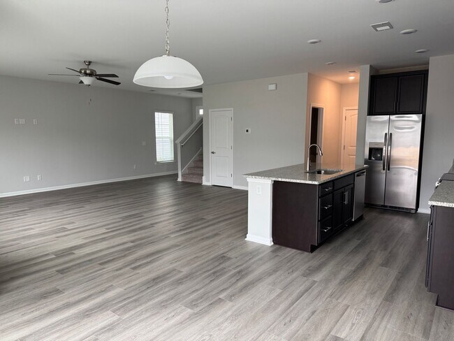 Foto del edificio - APRIL SPECIAL $500 off first months rent i...