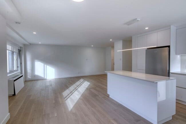 Building Photo - 4555 Av. Bonavista