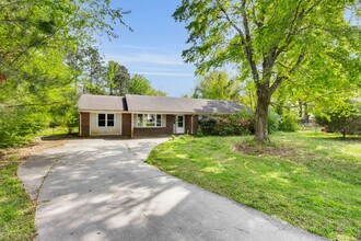 Building Photo - 104 E Larriat Ln