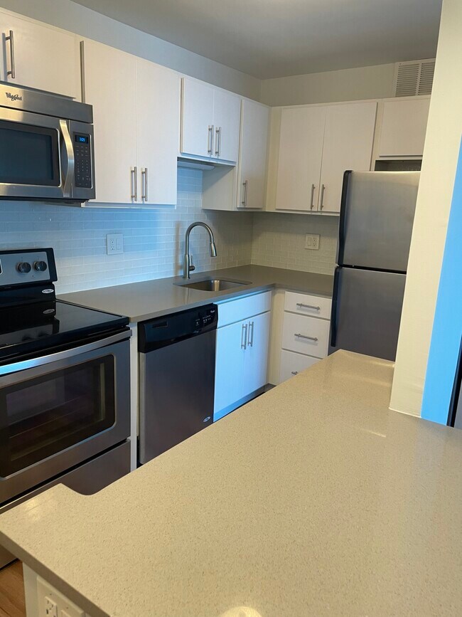 Foto del edificio - Lakefront Living on a Budget