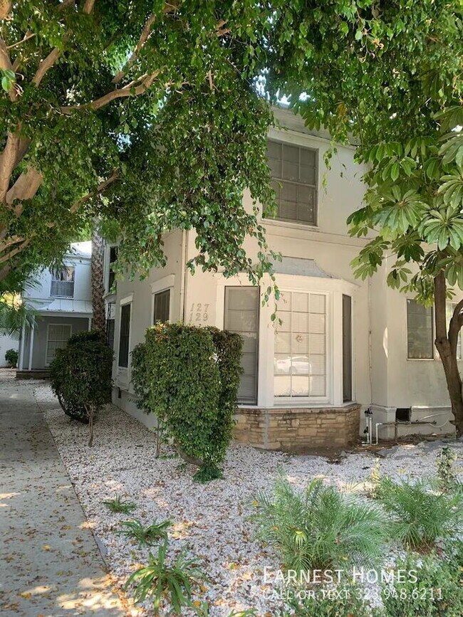 Building Photo - 127 N Doheny Dr