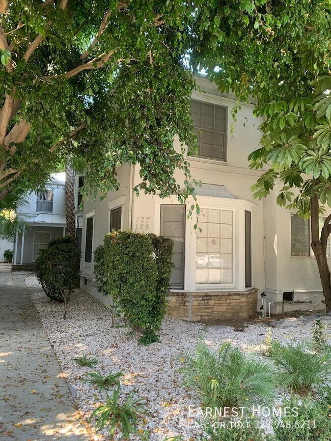 Building Photo - 127 N Doheny Dr
