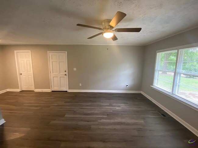 Building Photo - 827 Oak Ridge Dr
