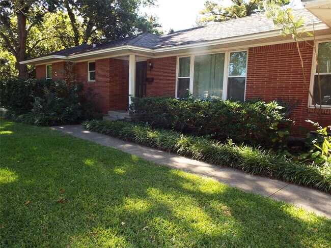 Building Photo - 1722 Quadrangle Dr