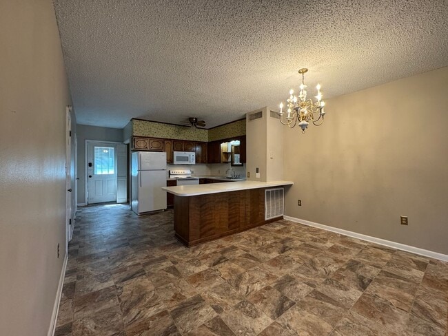 Building Photo - 2/1.5 1400sqft Townhouse with Water, Trash...