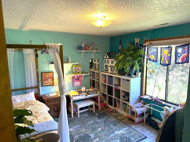 Building Photo - 3 bed Single Level Air Conditioned Home wi...
