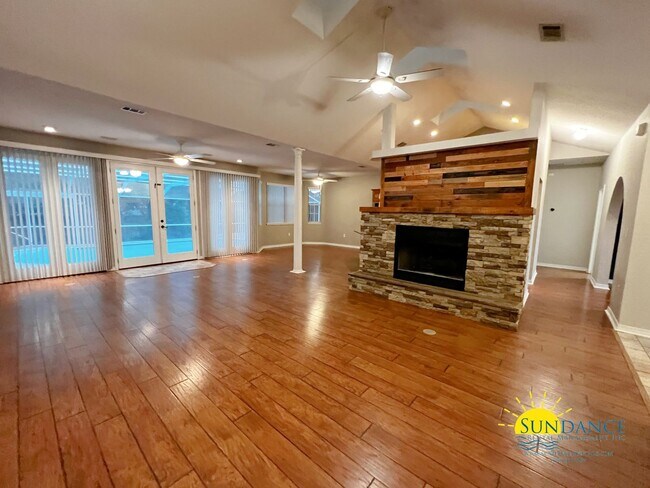 Building Photo - Gorgeous 3 Bedroom home with Pool in Crest...
