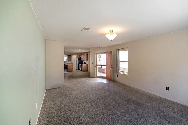 Foto del edificio - Beautiful Home W/Solar Panels