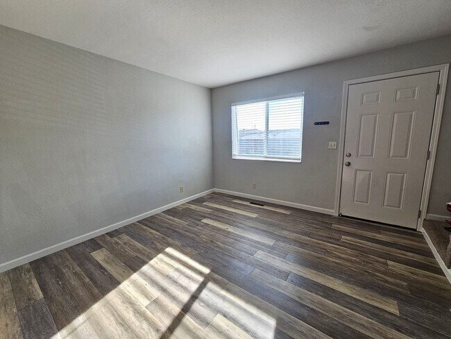 Building Photo - Immaculate 2 Bedroom Unit - Close to UNR!