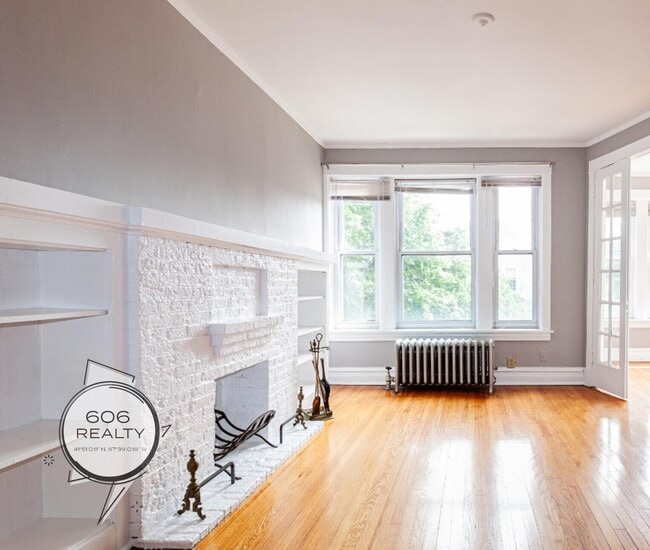 Building Photo - Sunny, Two Bed/One Bath in Andersonville!!