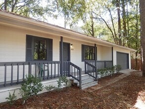 Building Photo - 913 Tamarack Ave