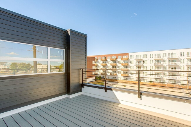 Building Photo - 4100 E Warren Ave