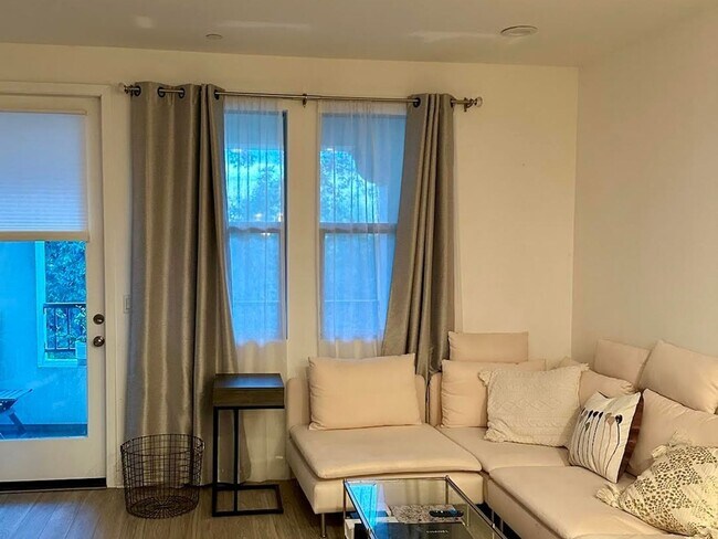Building Photo - Luxury Townhome in Thousand Oaks - 3 Bedro...