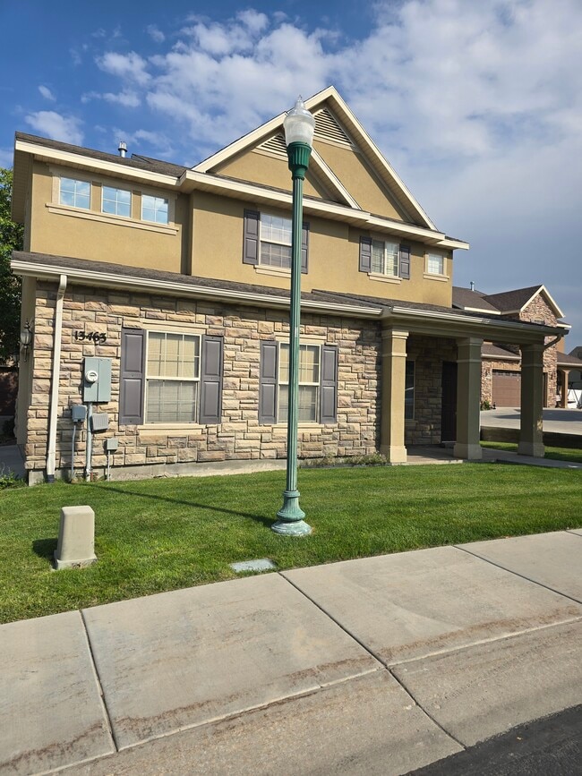 Building Photo - 13463 S Corbin Valley Dr